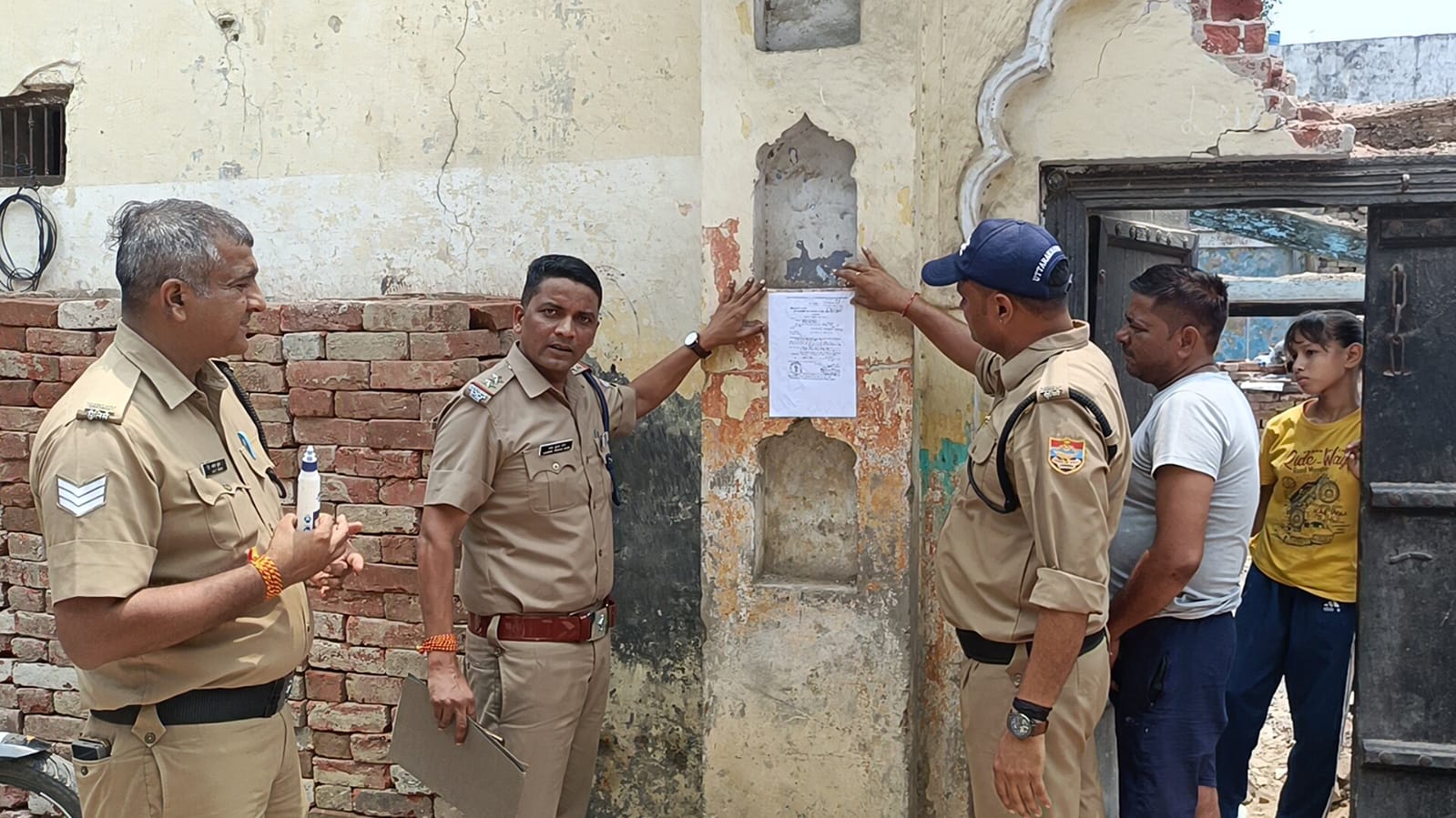 अपराध और अपराधियों पर SSP हरिद्वार का कड़क रुख़।  धोखाधड़ी के मामले में आरोपियों के घर के ढोल-नगाड़ों के साथ 84 BNSS उद्घोषणा की कार्रवाई।