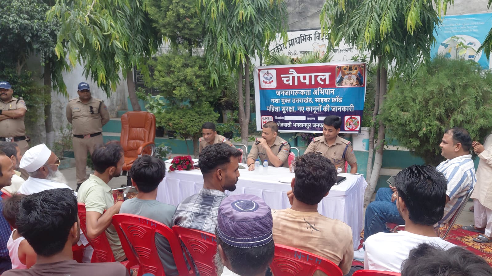 हरिद्वार पुलिस के दूरस्थ ग्राम कालेवाला में लगी चौपाल।  उत्तरप्रदेश की सीमा से जुड़ा होने के व थाने से 16 किलोमीटर दूर बॉर्डर का महत्वपूर्ण गांव है कालेवाला।