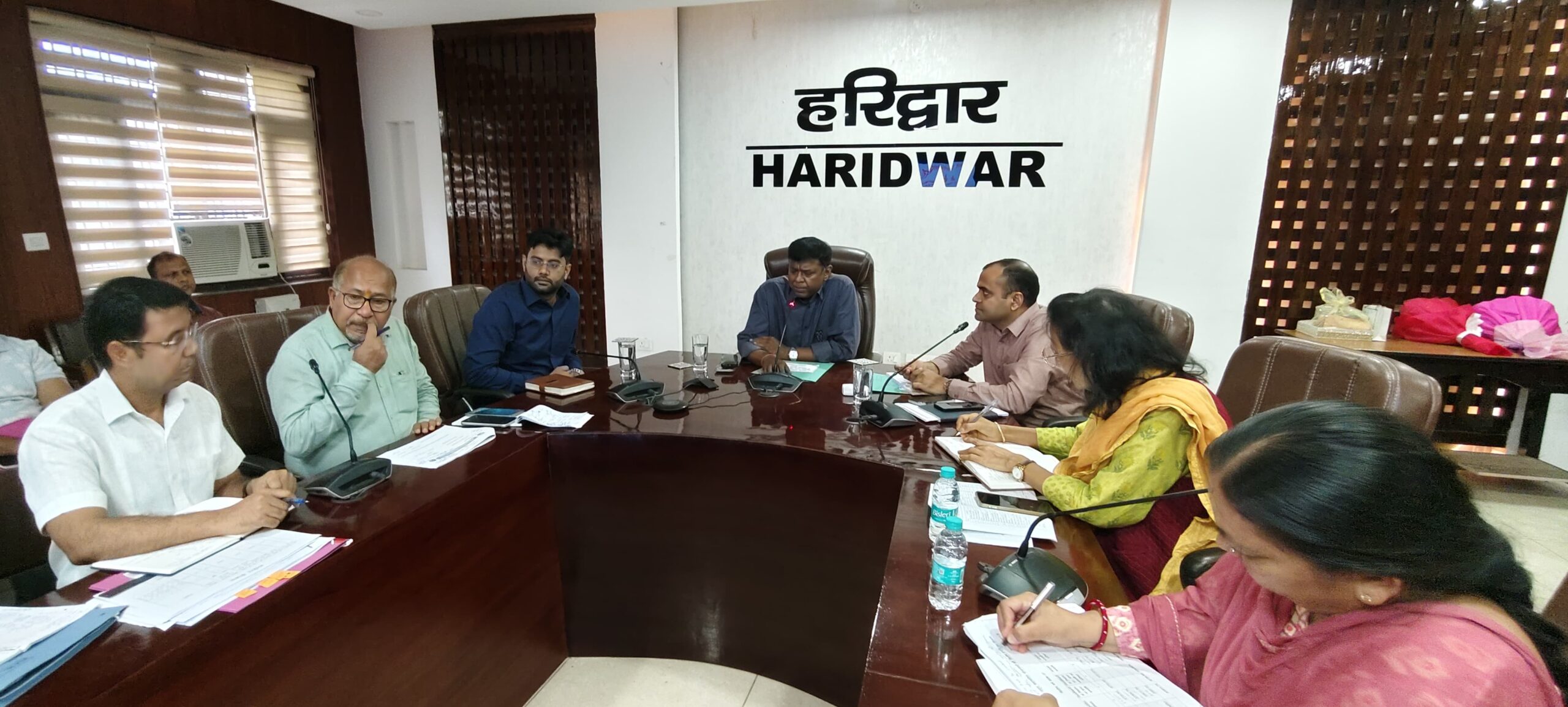 प्रभारी सचिव ने विकास भवन में की विकास योजनाओं की समीक्षा।