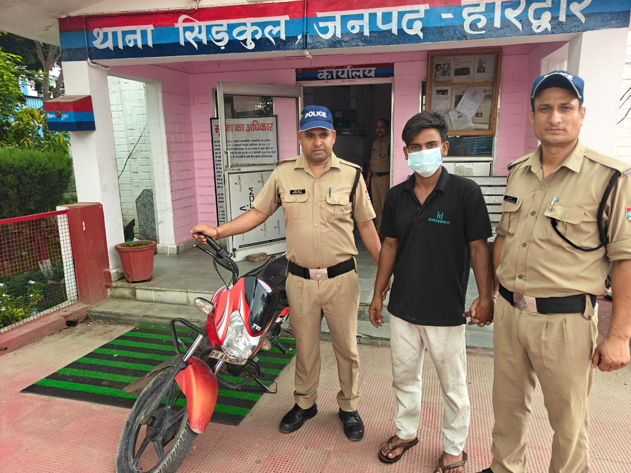 ऑपरेशन प्रहार के अन्तर्गत हरिद्वार पुलिस की कार्रवाई।  चोरी की मोटरसाइकिल के साथ आरोपित को किया गिरफ्तार।  आरोपित के कब्जे से बरामद की चोरी की मोटर साइकिल।