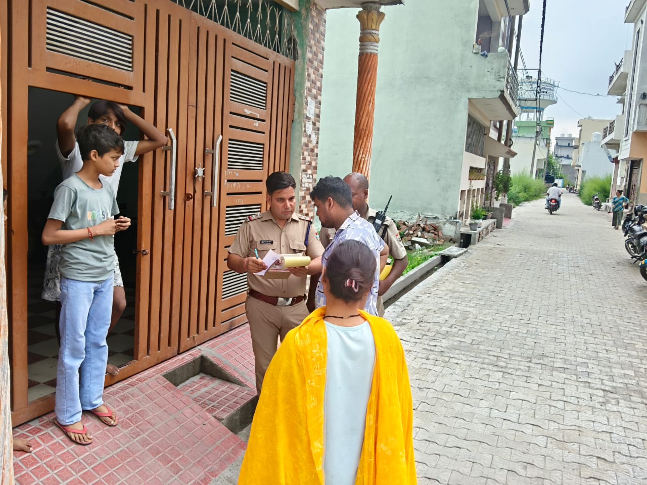 आगामी काँवड मेला के दृष्टिगत रानीपुर पुलिस टीमो द्वारा गैस प्लान्ट व सुमननगर क्षेत्र में बाहरी व्यक्तियो, संदिग्धो, किरायेदारो, घरेलू नौकरो, आदि का व्यापक स्तर पर चलाया सत्यापन अभियान।