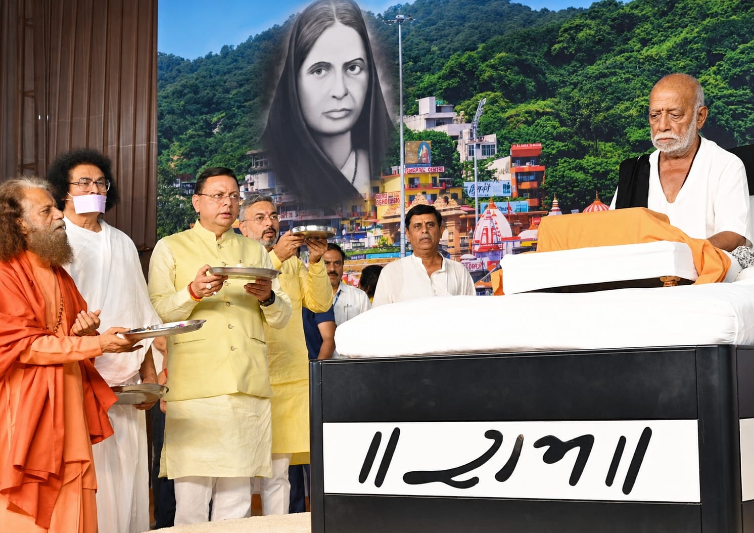 मुख्यमंत्री पुष्कर सिंह धामी ने श्रीराम कथा के समापन समारोह में लिया भाग।