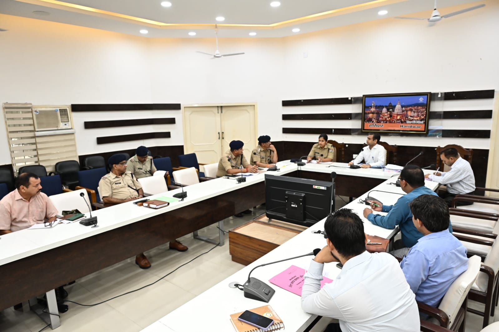 अपर जिलाधिकारी (वित्त एवं राजस्व) वैभव गुप्ता की अध्यक्षता में जिला कार्यालय सभागार में आयोजित हुई एनसीओआरडी समिति की बैठक।