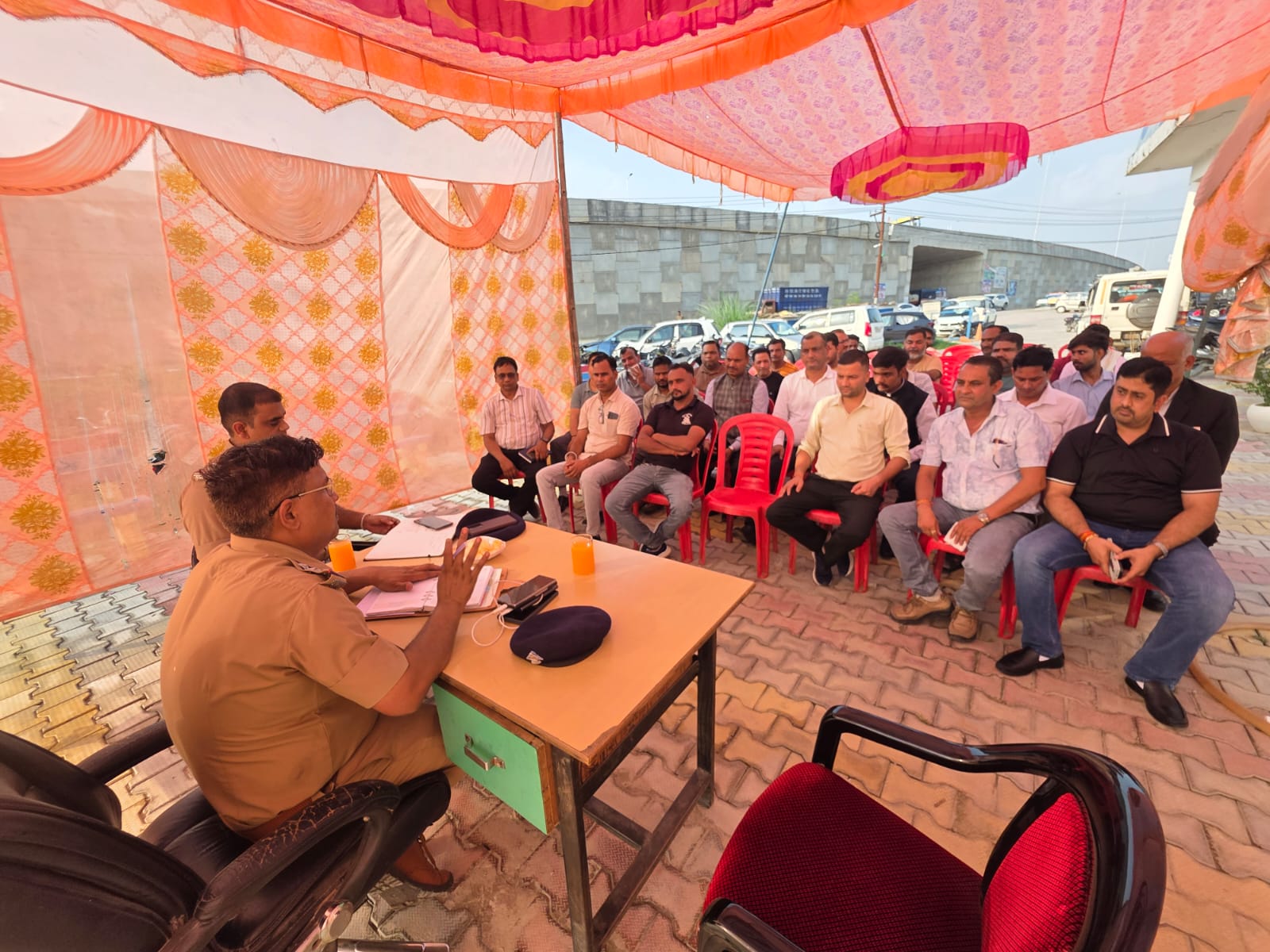 कांवड यात्रा के दृष्टिगत बहादराबाद पुलिस द्वारा होटल व्यवसायियों, रेस्टोरेंट एवं ढाबा संचालकों के साथ गोष्ठी आयोजित की गयी।