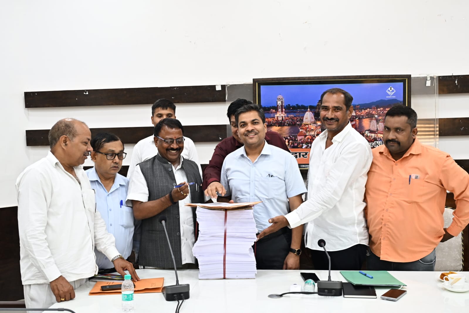 जिलाधिकारी/जिला निर्वाचन अधिकारी मयूर दीक्षित की अध्यक्षता में राजनीतिक दलों के प्रतिनिधियों के साथ बैठक आयोजित।