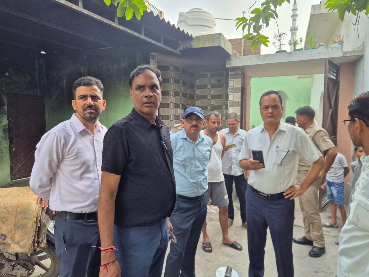 जिलाधिकारी के निर्देश पर लक्सर में अवैध खाद्य निर्माण इकाइयों पर छापेमारी, दो प्रतिष्ठान सील।  बिना वैध लाइसेंस संचालित खाद्य निर्माण इकाइयों पर प्रशासन की बड़ी कार्रवाई।  दो प्रतिष्ठानों को नोटिस जारी कर सील करने की प्रक्रिया शुरू, जांच हेतु नमूने लिए गए।