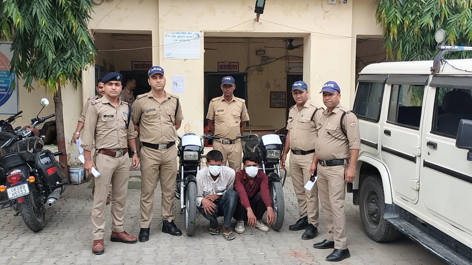 चोरी की दो मोटर साईकिलों के साथ दो शातिर चोर गिरफ्तार।