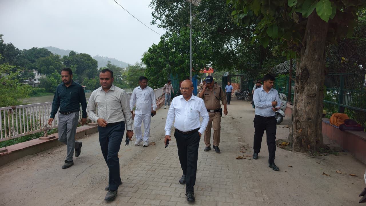 कांवड़ मेले की तैयारियों का गढ़वाल मंडल आयुक्त आनंद स्वरूप ने लिया जायजा, कांवड़ पटरी मार्ग का किया स्थलीय निरीक्षण।