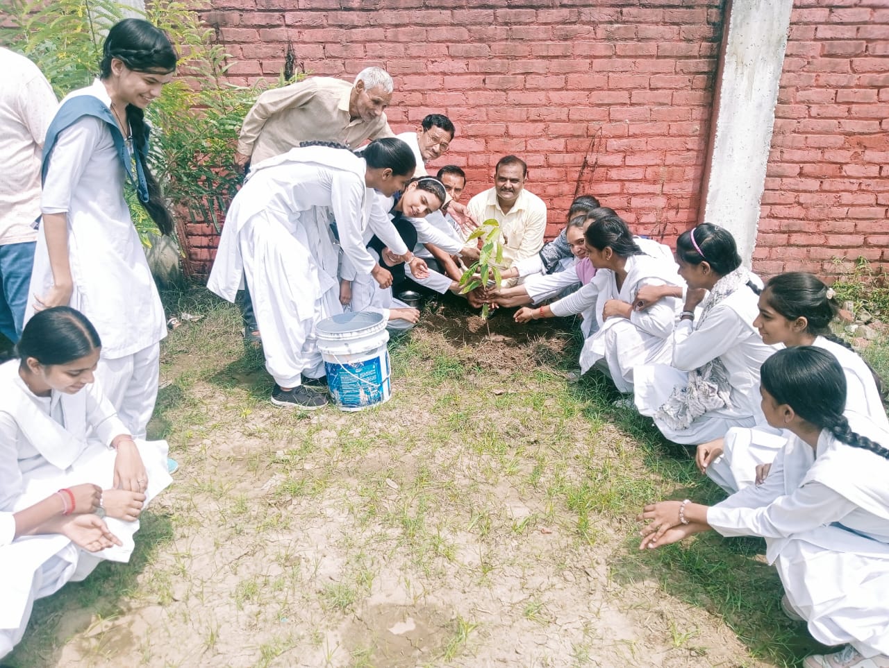 आदर्श बाल सदन इंटर कॉलेज बहादुरपुर जट में हरेला पर्व बड़े धूमधाम के साथ मनाया गया।   अध्यापक/ अध्यापिकाओं और छात्र-छात्राओं ने विद्यालय प्रांगण में फ़लदार वृक्षों के पौधे  लगाए। 