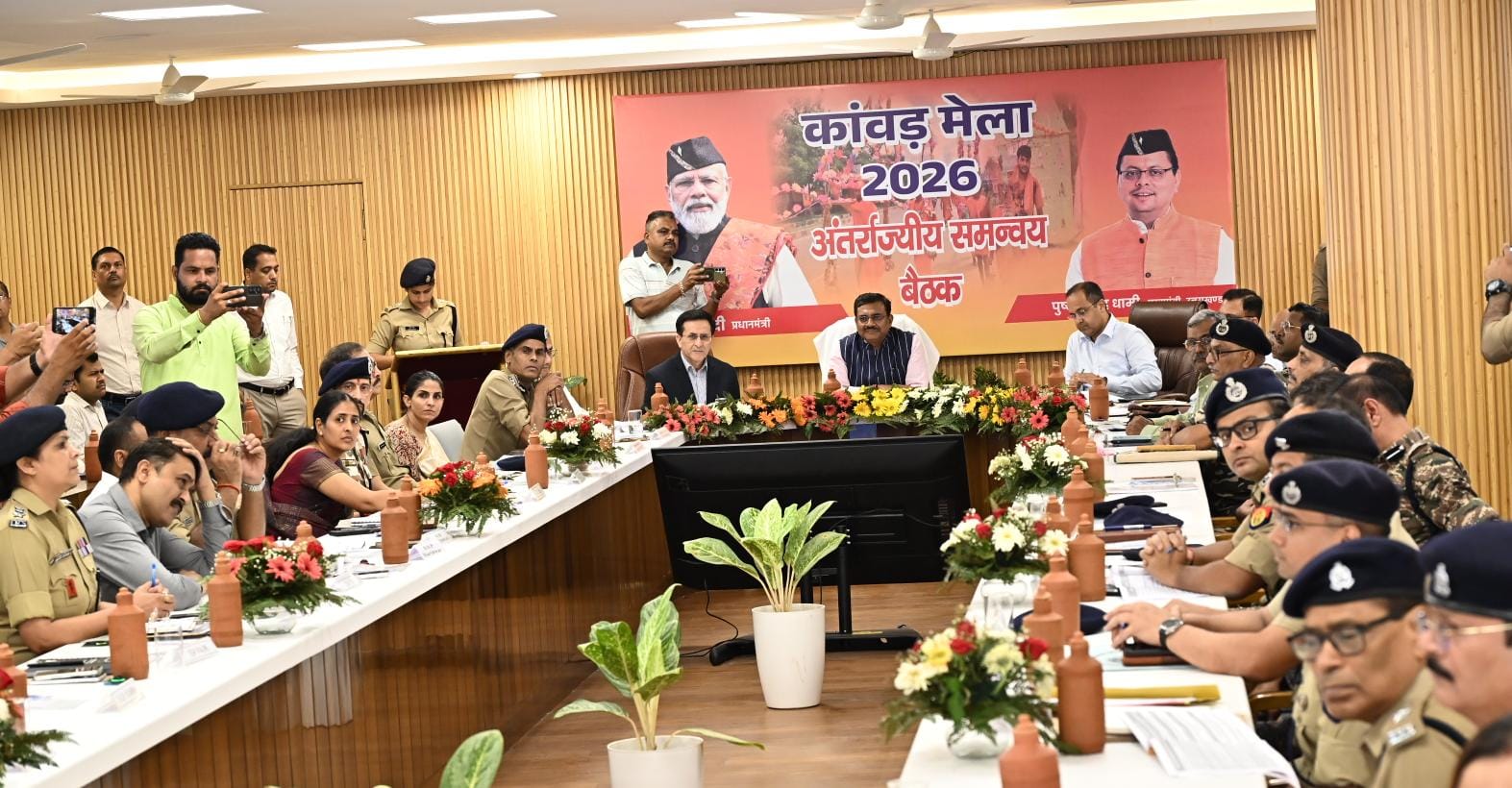 मुख्य सचिव आनंद बर्द्धन की अध्यक्षता में कावड़ मेला को लेकर अन्तर्राज्यीय समन्वय बैठक मेला नियंत्रण भवन सभागार हरिद्वार में आयोजित की गयी बैठक।