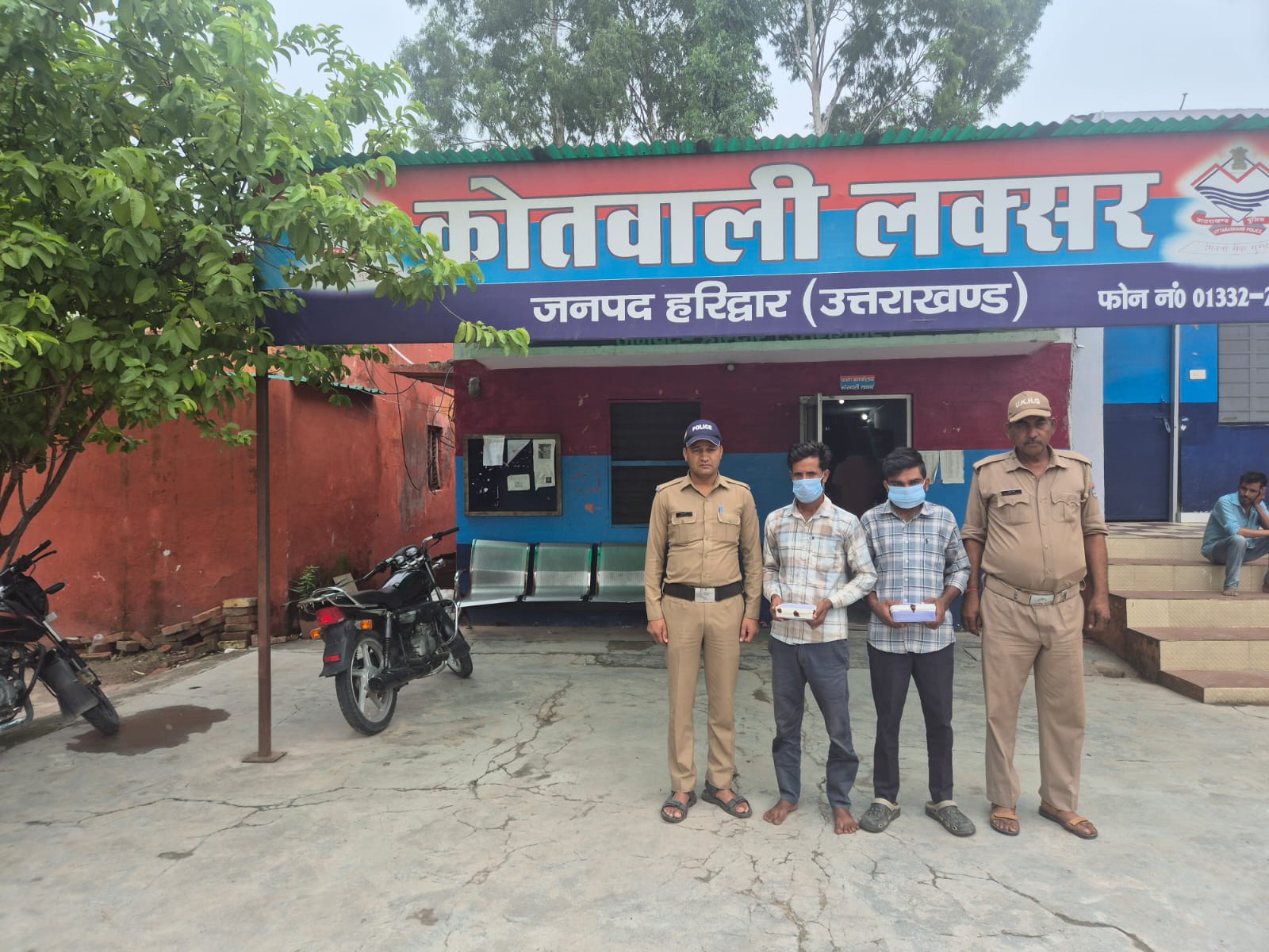 लक्सर पुलिस की सतर्कता से बड़ी वारदात टली, अवैध चाकू के साथ 02 संदिग्ध को किया गिरफ्तार।  अलग-अलग स्थानों पर संदिग्ध अवस्था में घूम रहे दोनों संदिग्धों से एक-एक नाजायज चाकू बरामद।