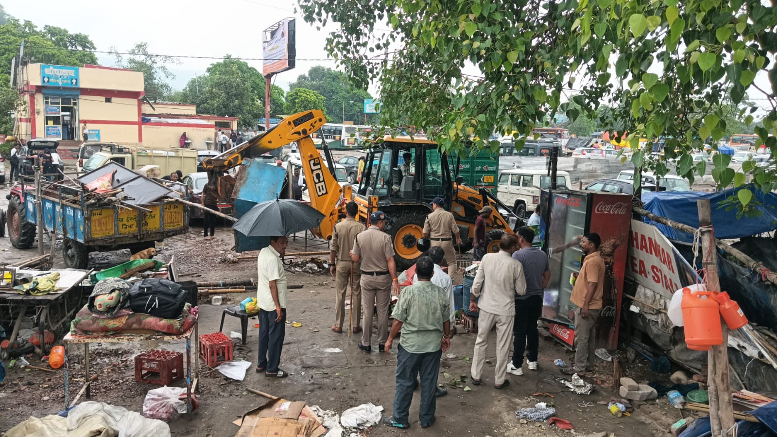 जिलाधिकारी मयूर दीक्षित के निर्देशन में पंतद्वीप पार्किंग में आज दूसरे दिन भी जारी है अतिक्रमण हटाओ अभियान।