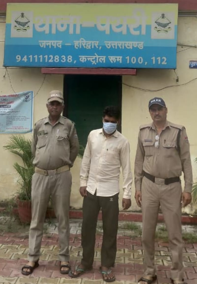 फूलगढ़ नाबालिग रेप प्रकरण में हरिद्वार पुलिस की एक और बड़ी कार्यवाही।  लड़की को बहला फुसलाकर पथरी के जंगल में लाने वाले 03 आरोपी पकड़े।  पकड़े गए आरोपियों में 02 किशोर भी हैं शामिल, लिया गया संरक्षण में।