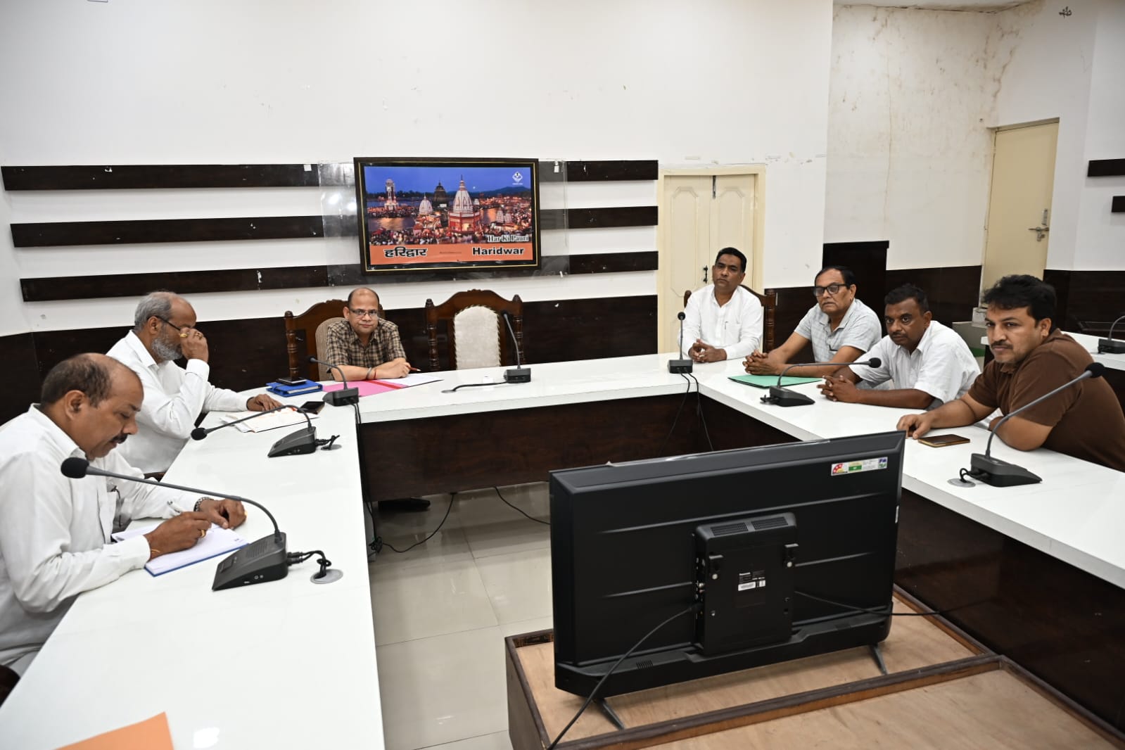 जिलाधिकारी मयूर दीक्षित के निर्देशन में जिला विकास अधिकारी के.के. पंत की अध्यक्षता में जिला कार्यालय सभागार में विभिन्न राजनीतिक दलों के प्रतिनिधियों के साथ बैठक आयोजित की गयी