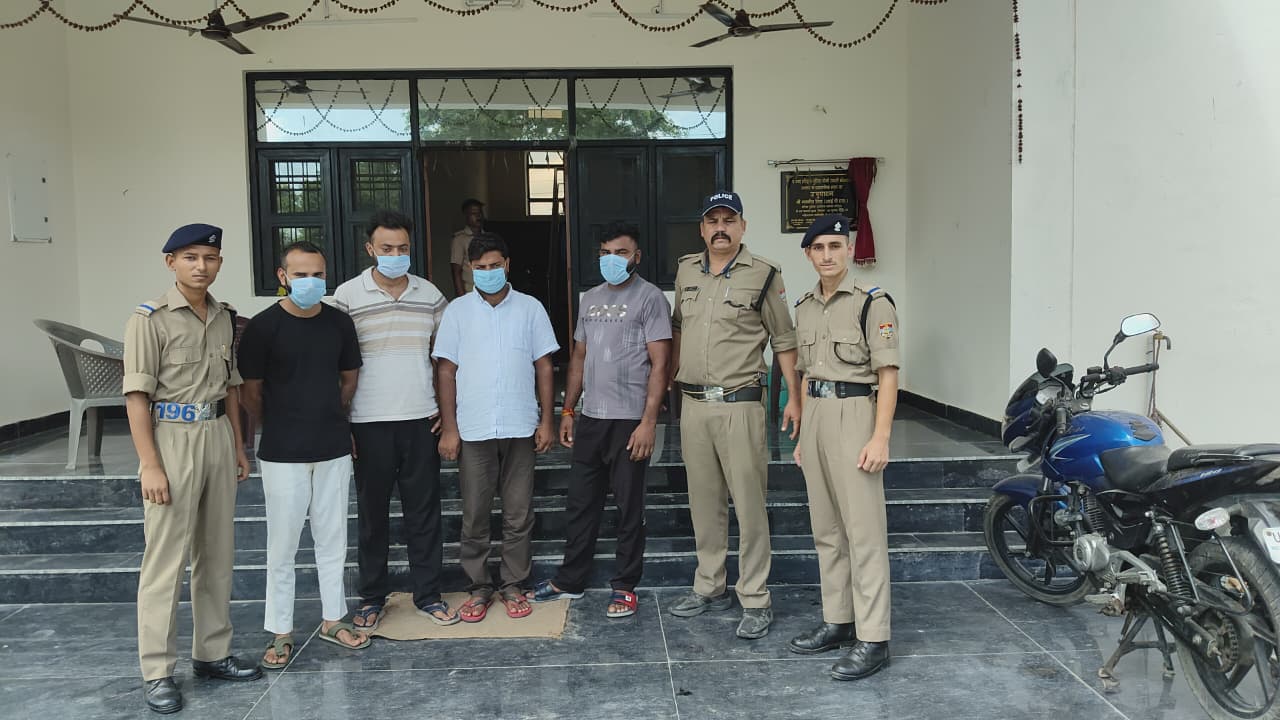 माइनिंग टीम पर जानलेवा हमला करने वाले 04 आरोपियों को हरिद्वार पुलिस ने किया गिरफ्तार।  कथित आरोपियों पर जान से मारने की नीयत से माइनिंग टीम पर हमले का है आरोप।