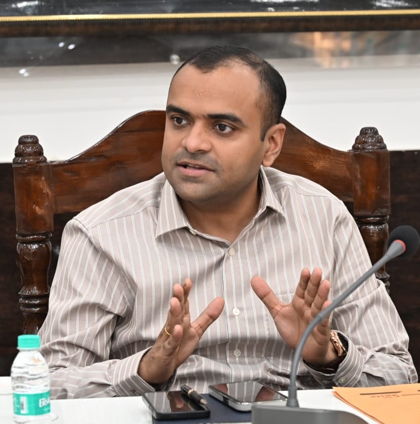  जिलाधिकारी मयूर दीक्षित ने सुपर जोनल जोनल मजिस्ट्रेट एवं सेक्टर मजिस्ट्रेट किए गए हैं तैनात।   कांवड़ मेले के सफल संचालन हेतु कांवड़ मेले क्षेत्र को 18 सुपर जोन, 40 जोन एवं 141 सेक्टरों में किया गया है विभाजन