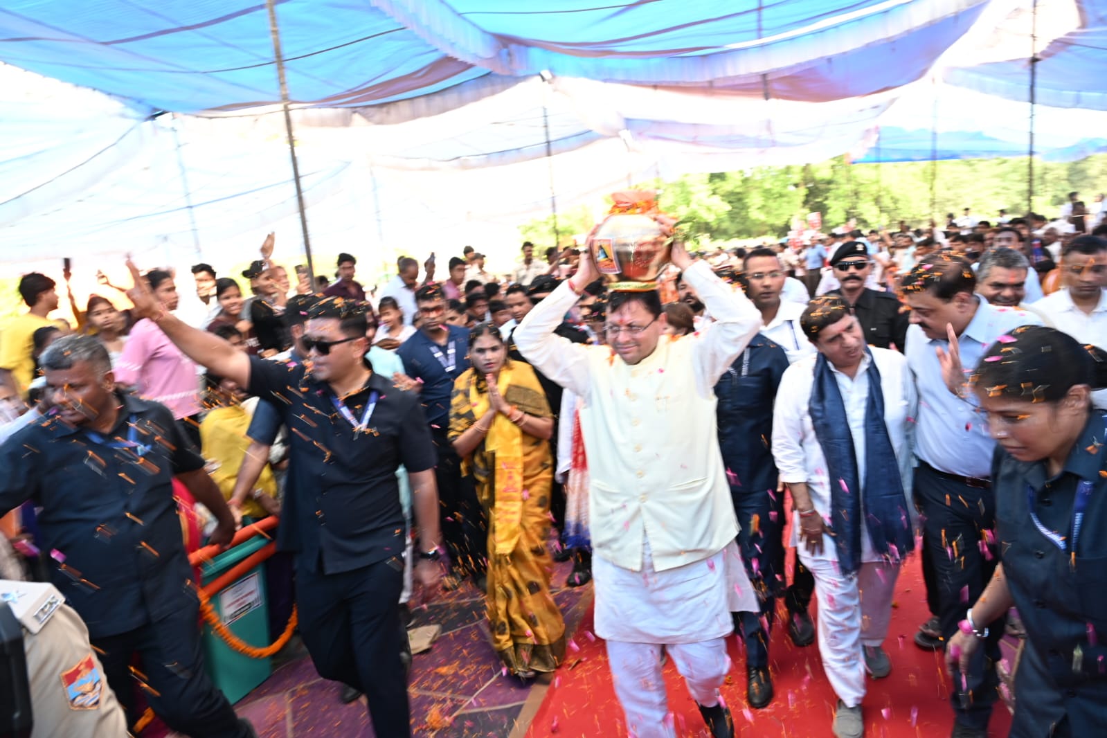 चुड़ियाला भगवानपुर में संत शिरोमणि श्री गुरु रविदास जी की 650 वी जयंती के उपलक्ष्य में आयोजित कलश बंधन महारैली में शामिल हुए मुख्यमंत्री पुष्कर सिंह धामी।