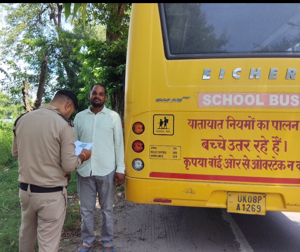 विद्यालय के वाहनों के विरुद्ध विशेष प्रवर्तन अभियान में 54 वाहनों का निरीक्षण, 30 वाहनों पर चालान।