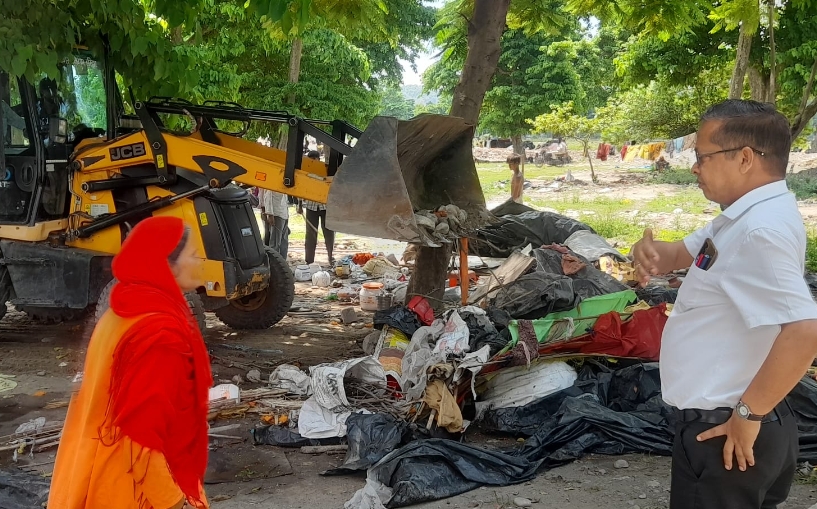 जिलाधिकारी मयूर दीक्षित के निर्देशन में अवैध अतिक्रमण के खिलाफ निरंतर की जा रही है कार्यवाही।