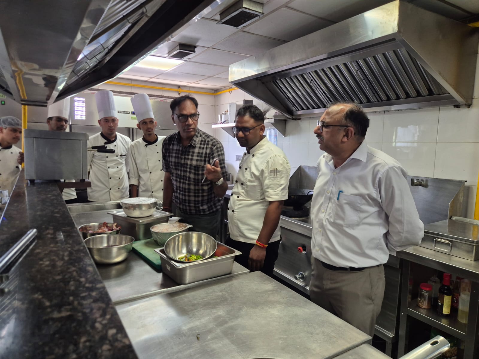 खाद्य सुरक्षा विभाग हरिद्वार की बड़ी कार्रवाई, होटल-रेस्टोरेंट, डेयरी, नमकीन इकाइयों एवं किराना प्रतिष्ठानों पर छापेमारी।