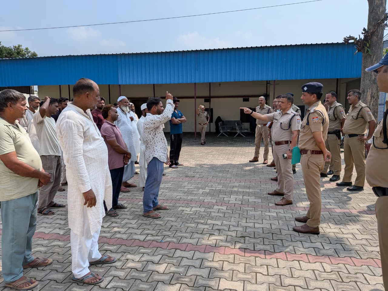 विगत 05 वर्षों में गौकशी/गोवंश संबंधी अपराधों में संलिप्त रहे पूर्व अभियुक्तों की कराई गई परेड एवं भौतिक सत्यापन।