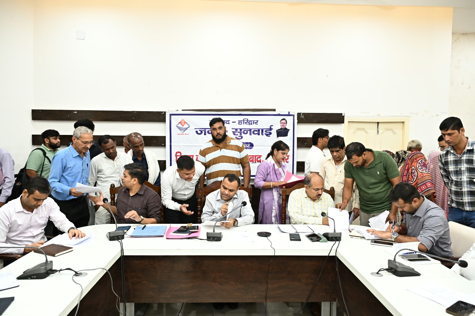 जिलाधिकारी मयूर दीक्षित की अध्यक्षता में आयोजित किया जा रहा है जन सुनवाई कार्यक्रम।   जनसुनवाई कार्यक्रम में 68 समस्याएं/ शिकायतें दर्ज की गई,जिसमें मौके पर 32 समस्याओं का किया निस्तारण।