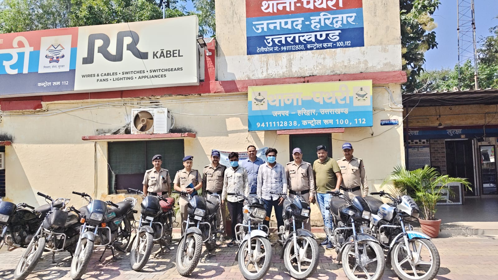 वाहन चोरी का खुलासा करते हुए एसएसपी हरिद्वार नवनीत सिंह ने पुलिस टीम की पीट थपथपाई।  वाहन चोरों पर पथरी पुलिस की सर्जिकल स्ट्राइक, 09 चोरी की बाइक बरामद, 02 आरोपियों को किया गिरफ्तार।