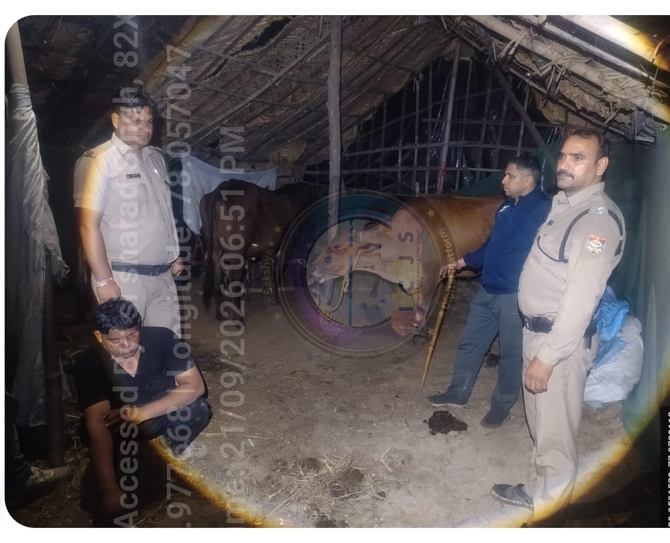 कलियर क्षेत्रांतर्गत शिवदासपुर उर्फ तेलीवाला स्थित पॉपुलर के बाग में संयुक्त टीम ने की छापेमारी।  गोमांस और जीवित पशु धन के साथ एक आरोपी गिरफ्तार।  मौके से गोकशी उपकरण व दो मोटर साइकिल भी बरामद, एक आरोपी अभियुक्त को किया गिरफ्तार। फरार आरोपी की तलाश जारी।