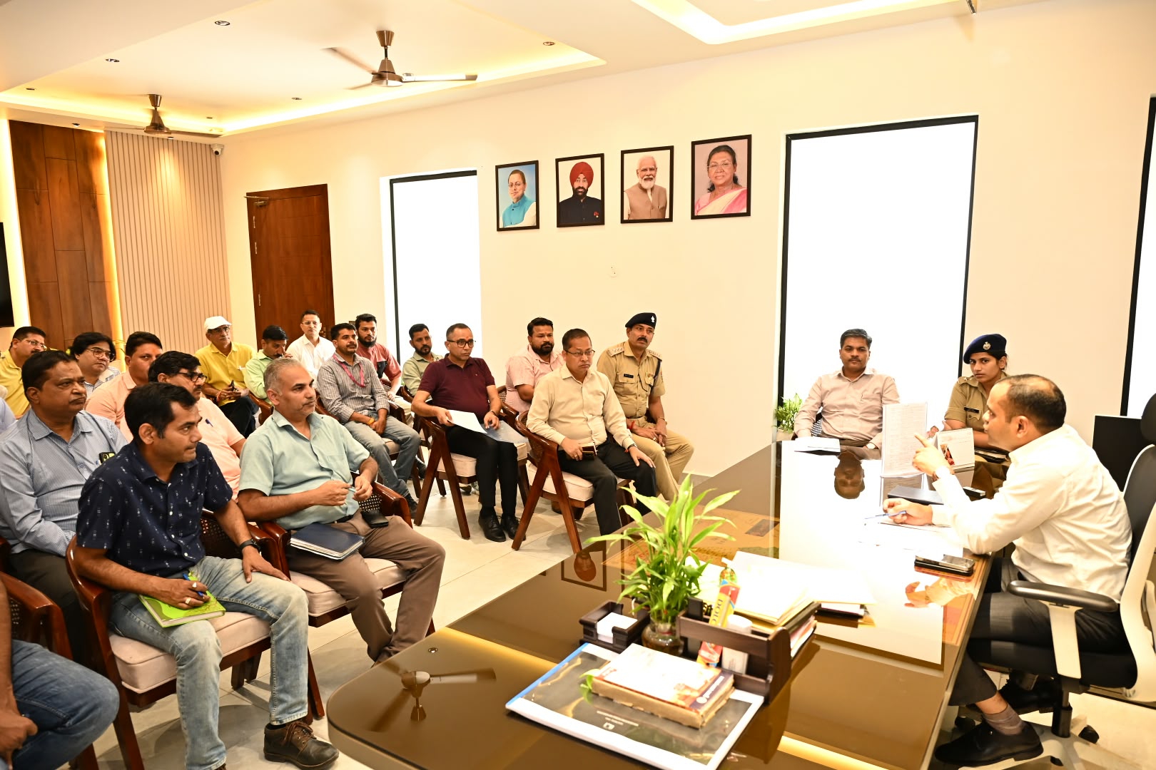 कुंभ से पहले हरिद्वार में तारों का जंजाल होगा खत्म।   15 दिन में झूलते और अव्यवस्थित तार व्यवस्थित करने के जिलाधिकारी मयूर दीक्षित ने दिए निर्देश।  बिजली, केबल और इंटरनेट कंपनियां मिलकर चलाएंगी अभियान।