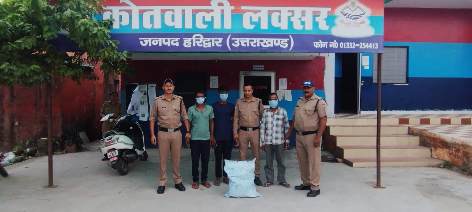 बुजुर्ग को नशीला पदार्थ खिलाकर बेहोश कर चोरी करने वाला शातिर गिरोह लक्सर पुलिस की गिरफ्त में।  03 आरोपी दबोचे, चोरी के माल को बेचकर खरीदी गई TVS Apache मोटरसाइकिल बरामद।