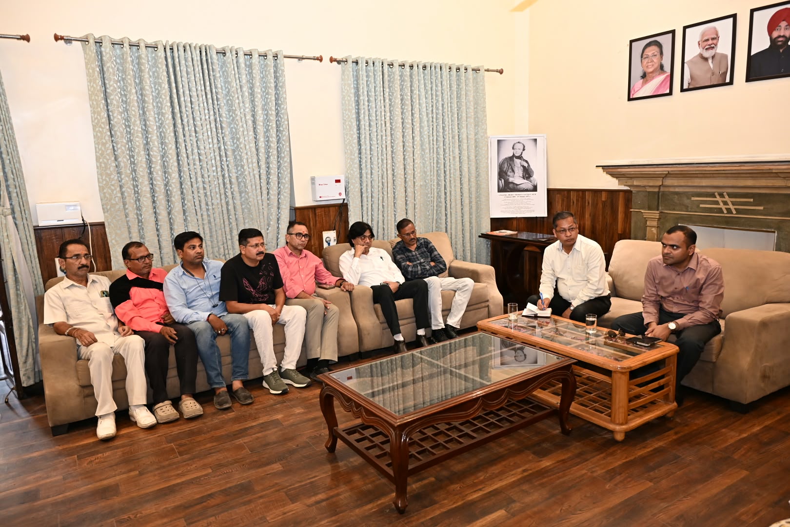 जिलाधिकारी मयूर दीक्षित ने जनपद की सड़कों को गड्ढा मुक्त करने, यातायात व्यवस्था सुदृढ़ करने एवं सीवरेज निर्माण कार्य, पेयजल लाइनों के मरम्मत कार्य एवं अतिक्रमण हटाने के दिए निर्देश।