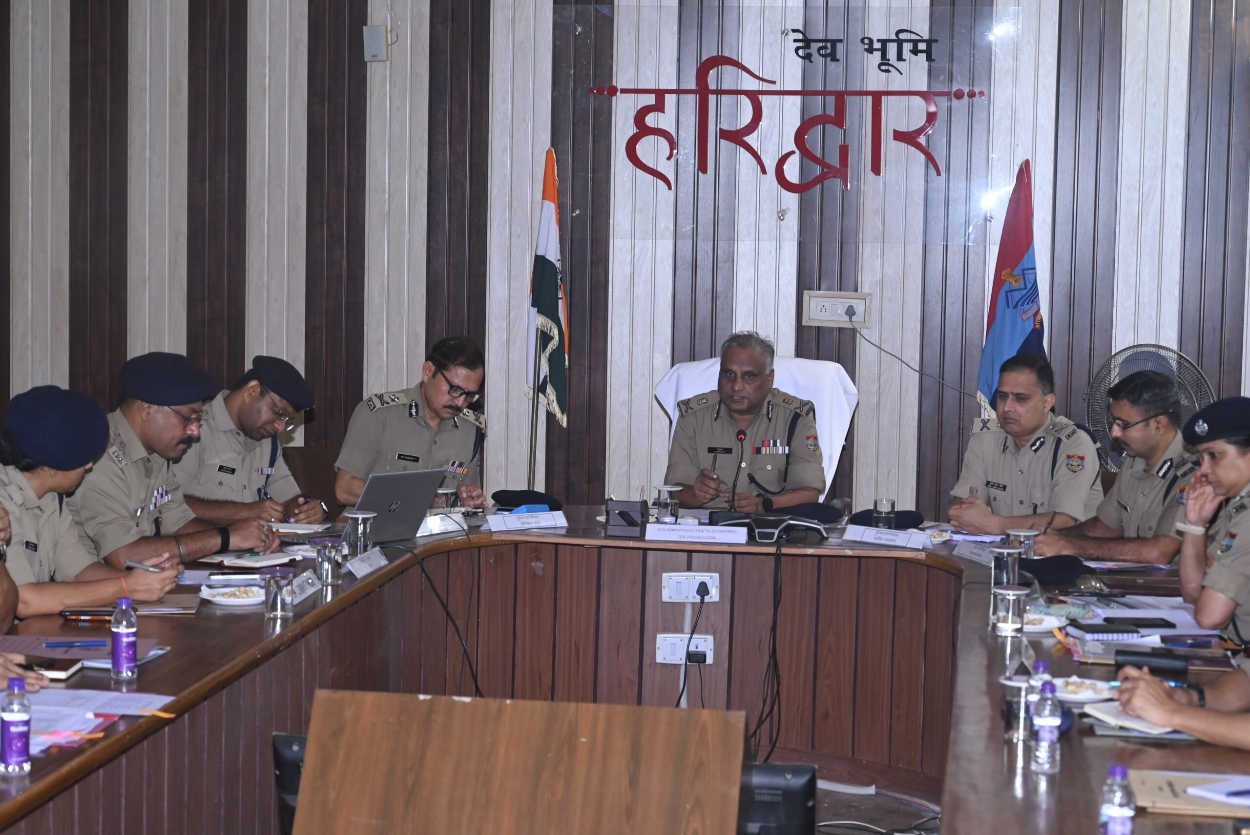 कुम्भ मेला की तैयारियों का जायजा लेने हरिद्वार पहुंचे एडीजी प्रशासन,उत्तराखण्ड  ए0पी0 अंशुमान।  पुलिस कार्यालय रोशनाबाद हरिद्वार सभागार में कुम्भ मेला-2027 की तैयारियों एवं प्रचलित निर्माण कार्यो के सम्बन्ध में अधिनस्थ अधिकारियों के साथ की बैठक। 