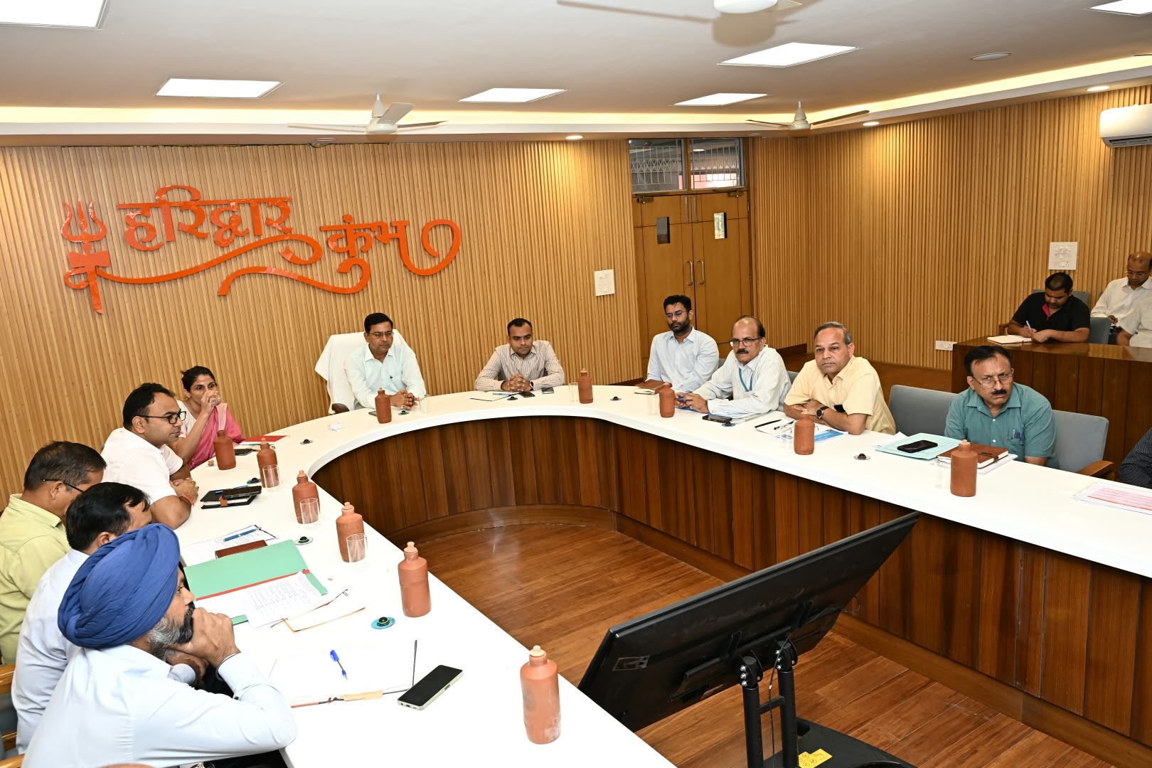 कुंभ क्षेत्र की सड़कों एवं पुलों से जुड़े सभी कार्य समयबद्धता और गुणवत्ता के साथ पूरे किए जाएं : सचिव लोनिवि।  कुंभ मेला से पहले राष्ट्रीय राजमार्गों की परियोजनाएं पूरी करने के निर्देश।  सड़कों के निर्माण एवं रखरखाव में तेजी लाने के साथ पर्याप्त संसाधन उपलब्ध रखने को कहा।