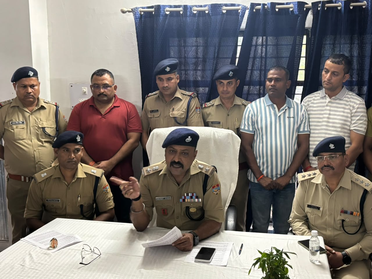 एसएसपी नवनीत सिंह के ठोस नेतृत्व में बदमाशों को मुंहतोड़ जवाब दे रही है हरिद्वार पुलिस।  बहुचर्चित हैप्पी हत्याकांड के ब्लाइंड मर्डर केस का हरिद्वार पुलिस ने किया खुलासा।  देर रात हुई मुठभेड़ में गोली लगने से एक बदमाश हुआ घायल, टीम ने मौके से किया गिरफ्तार।