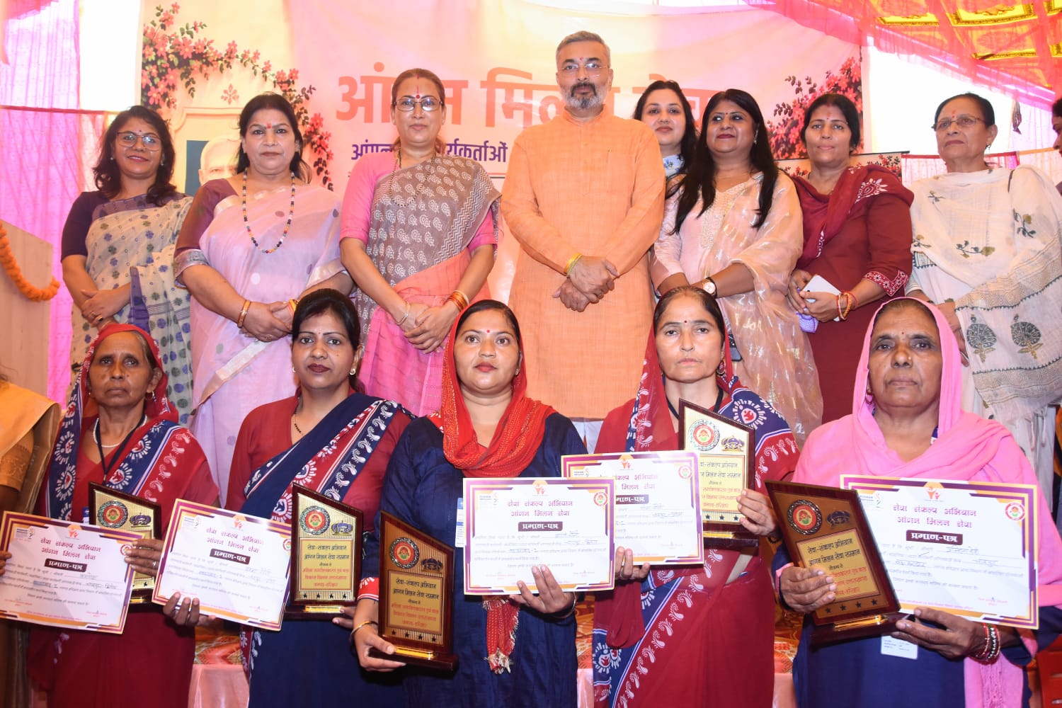 उत्तराखण्ड कैबिनेट खेल मंत्री रेखा आर्या  ने उत्कृष्ट कार्य करने वाली आंगनबाड़ी कार्यकत्रियों,सहायिकाओं,आशाओ का किया सम्मान।