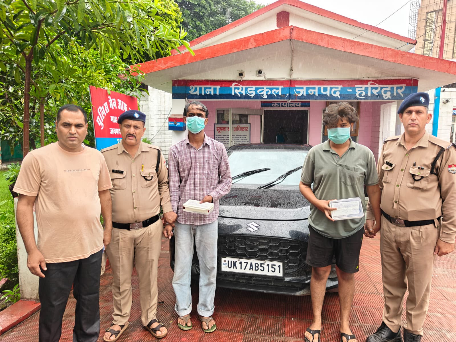 तमंचे के बल पर बाइक और मोबाइल लुट मामले का हरिद्वार पुलिस ने किया खुलासा।  एसएसपी की अगुवाई में हरिद्वार पुलिस दिखा रही है अपनी काबिलियत का जौहर।  वारदात से जुड़े दो आरोपियों को पुलिस ने किया गिरफ्तार, कब्जे से स्विफ्ट कार व अन्य समान बरामद।