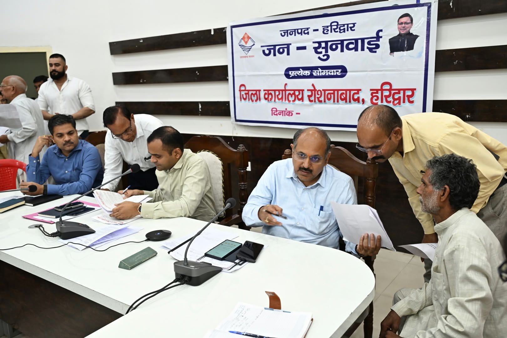 जिलाधिकारी मयूर दीक्षित की अध्यक्षता में सोमवार को जन सुनवाई कार्यक्रम आयोजित किया गया।