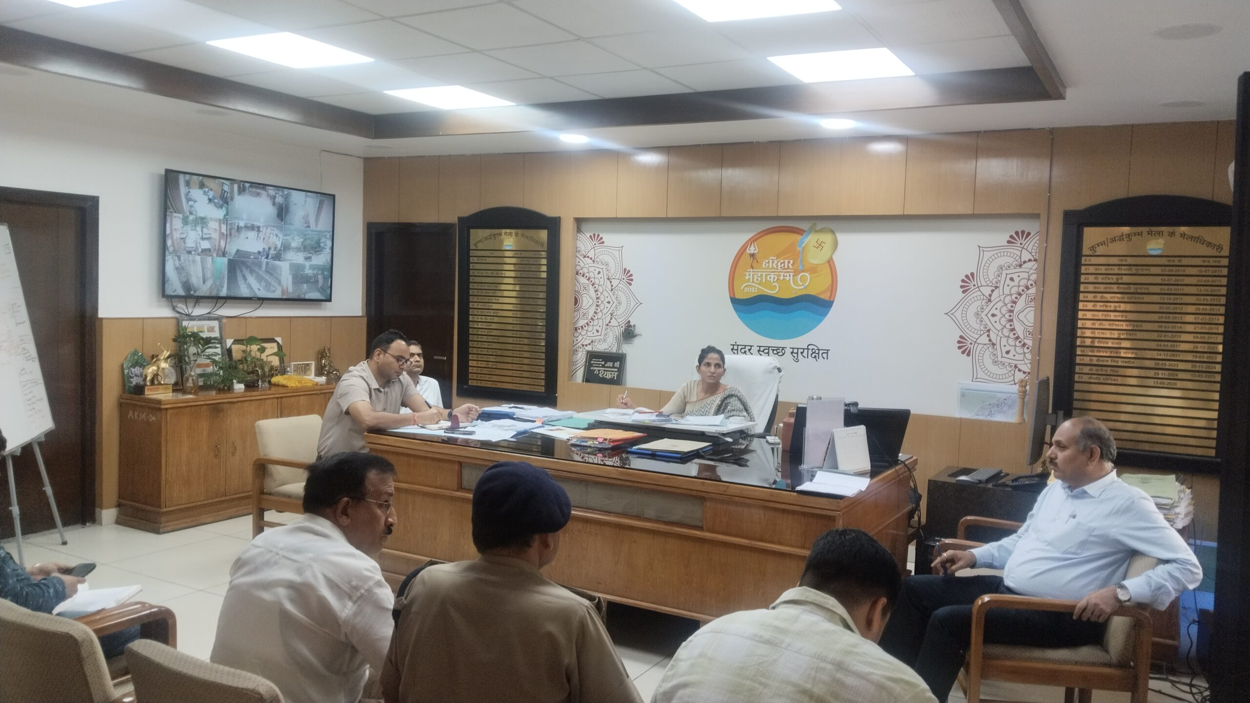 कुंभ की तैयारियों को लेकर मेलाधिकारी सोनिका ने अधिकारियों को नियमित स्थलीय निरीक्षण,सीसीटीवी निगरानी और गुणवत्ता की जांच के दिए निर्देश।