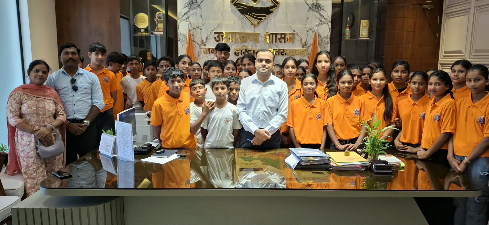 सत्यम पाठशाला के बच्चों ने जिलाधिकारी मयूर दीक्षित एवं प्रशासनिक अधिकारियों से की मुलाकात।  जिलाधिकारी मयूर दीक्षित ने छात्र छात्रों से कहा कि कड़ी मेहनत करने से ही आदमी अपने लक्ष्य तक पहुंचता है।
