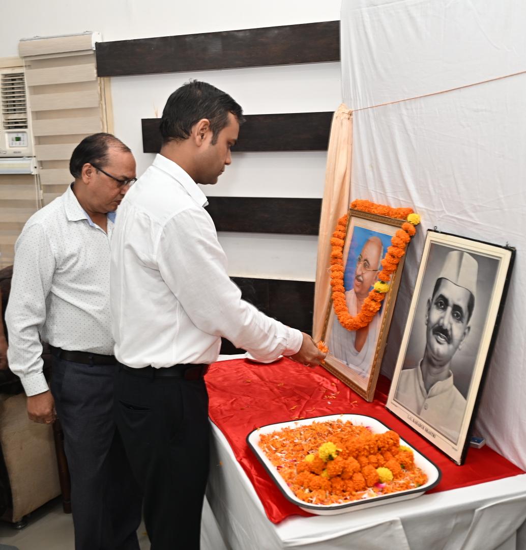 राष्ट्रपिता महात्मा गांधी ओर देश के पूर्व प्रधान मंत्री लाल बहादुर शास्त्री की जयन्ती जनपद में धूमधाम से मनाया गया।