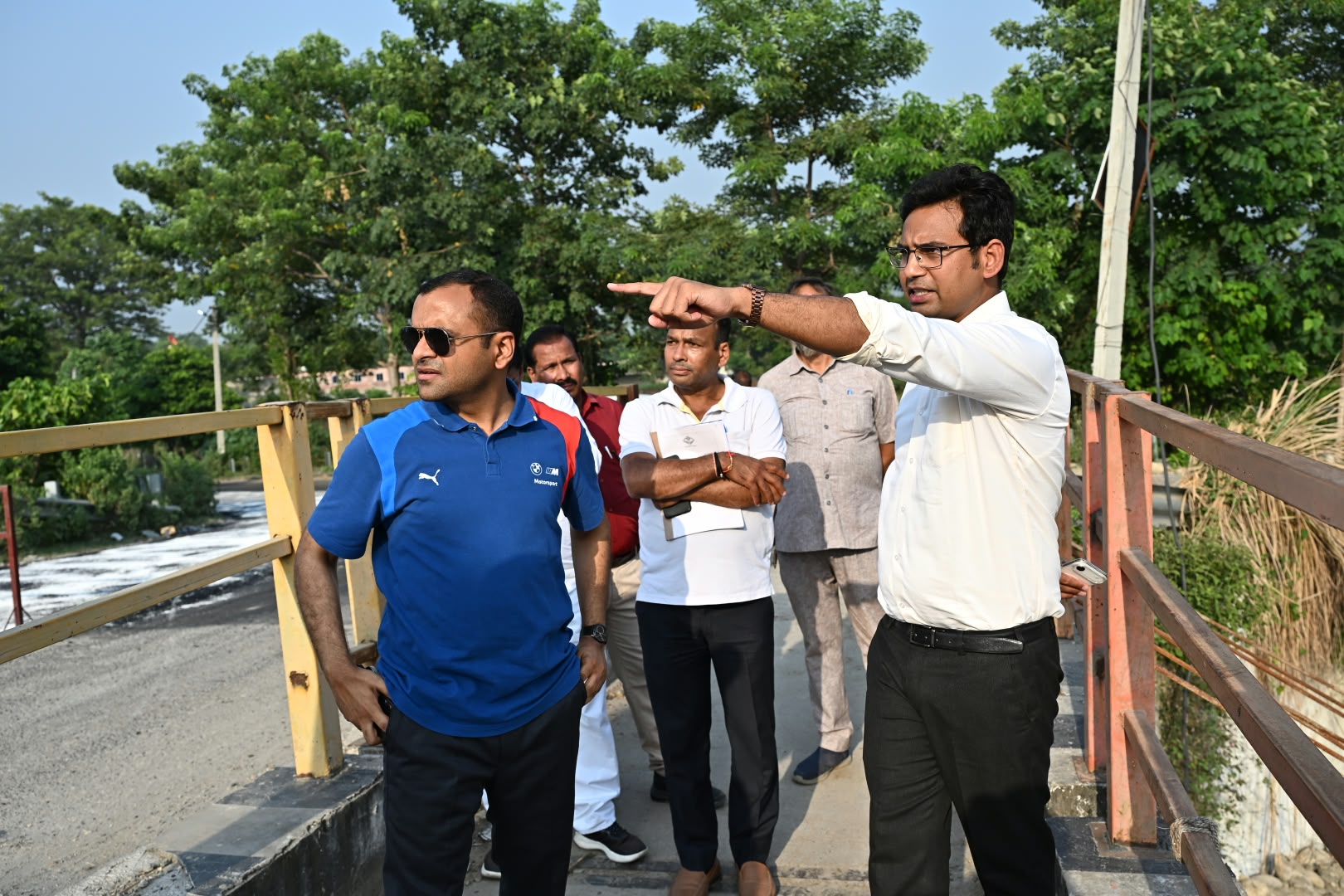जनपद की सड़कों को समय सीमा के भीतर गड्ढामुक्त करने के लिए स्वयं धरातल पर उतरे जिलाधिकारी मयूर दीक्षित