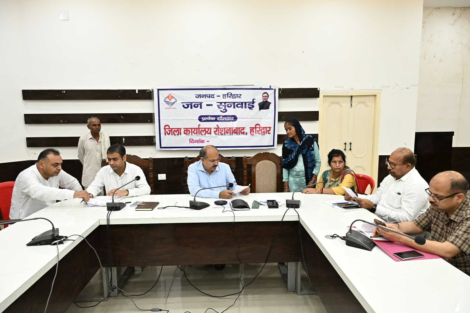 जिलाधिकारी मयूर दीक्षित के निर्देशन में मुख्य विकास अधिकारी डॉ ललित नारायण मिश्र की अध्यक्षता में आयोजित किया गया जन सुनवाई कार्यक्रम।