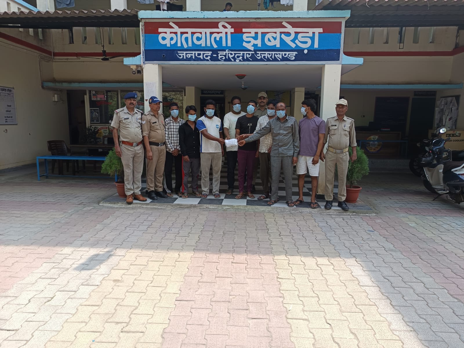जुआ खेलते हुए 08 आरोपियों को   आरोपितों के कब्जे से  52 ताश के पत्ते व नगद ₹10780/बरामद