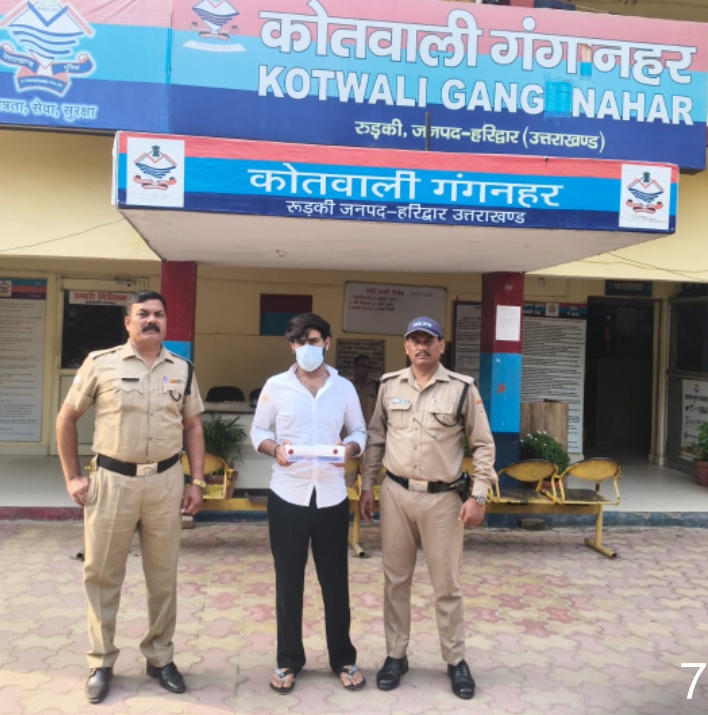 अपने पिता की हत्या मामले में आरोपी, जमानत पर था बाहर  सुभाषनगर रुड़की निवासी युवक की हत्या के मकसद से फायरिंग करने का है आरोप  पीड़ित की मां की शिकायत पर फायरिंग और जान से मारने की धमकी देने के आरोप में दर्ज किया गया था मुकदमा