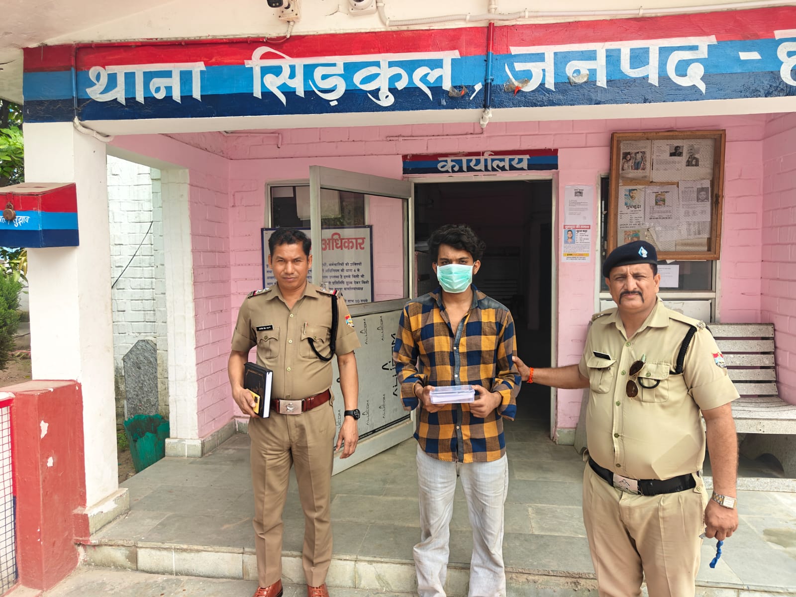 तमंचे के बल पर बाइक और मोबाइल लुट मामले में ₹5000/का इनामी को किया गिरफ्तार