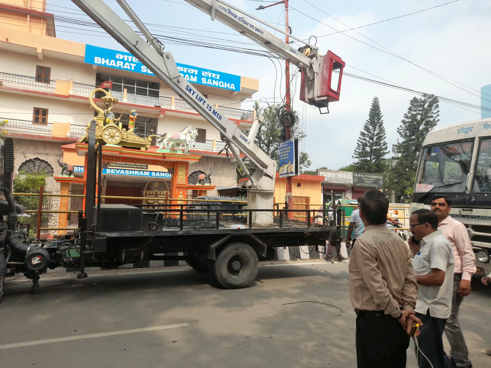 जिलाधिकारी के निर्देशों के अनुपालन में विद्युत पोलों पर विभिन्न कंपनियों द्वारा लगाए गए केबल/तारों को हटाने का कार्य शुरू  नगर मजिस्ट्रेट हर गिरी के नेतृत्व में जिला प्रशासन एवं नगर निगम की संयुक्त टीम कर रही कार्रवाई
