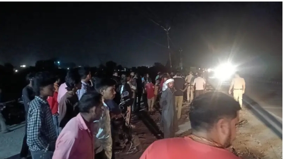श्यामपुर रेंज में आज किसान को खेत में चारा काटते हुए एक खूंखार हाथी ने पलट पलट कर मारा जिसमे किसान गंभीर रूप से घायल हो गया था।  घायल किसान को आनन फानन में भूमानंद अस्पताल लाया गया जहां पर डॉक्टरो ने इलाज के दौरान किसान को म्रत घोषित कर दिया।  इस घटना से क्षेत्र में मचा हड़कम्प ग्रामीणों ने बताया कि चार पांच दिन से वह हाथी वहाँ पर घूम रहा था लेकिन वह विभाग मोन लापरवाई के कारण हुई मौत अस्पताल में काटा हंगामा।