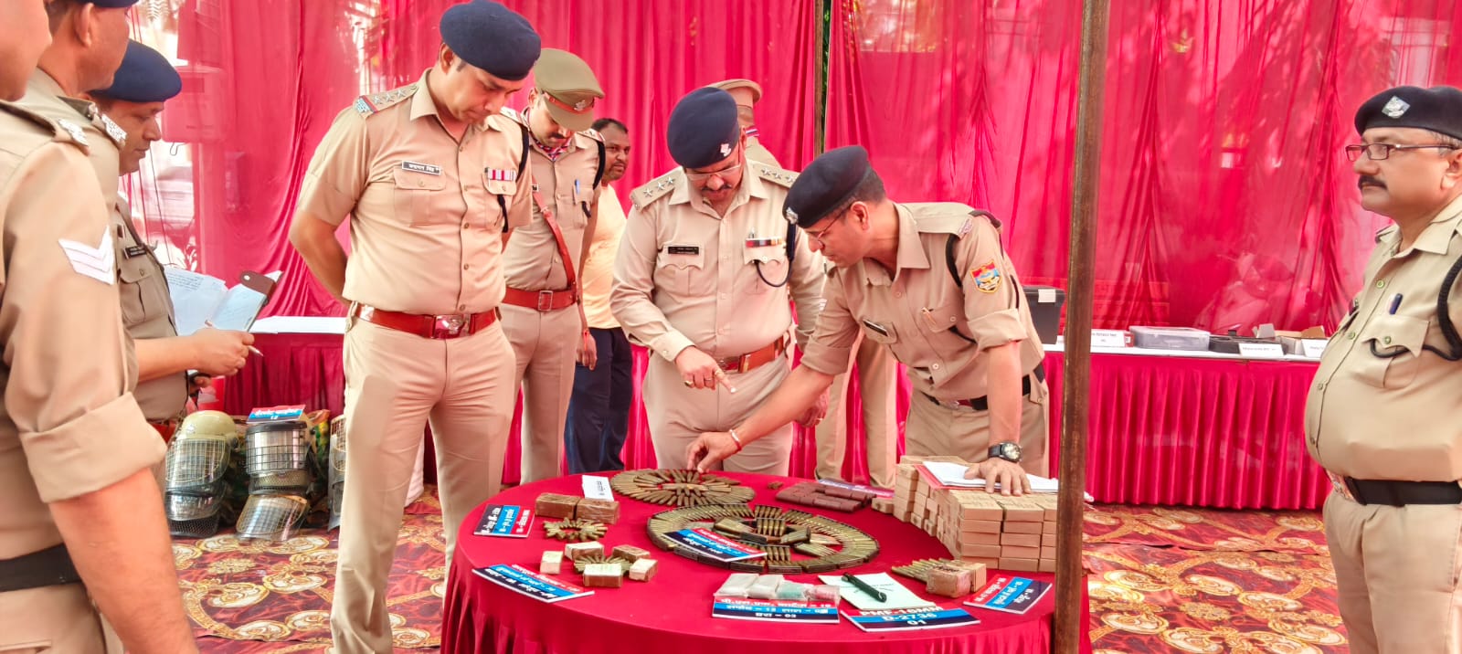 कोतावाली ज्वालापुर पहुंचे एसपी सिटी दीपक सिंह  सीओ ज्वालापुर संजय चौहान की मौजूदगी में किया कोतवाली का अर्धवार्षिक निरीक्षण