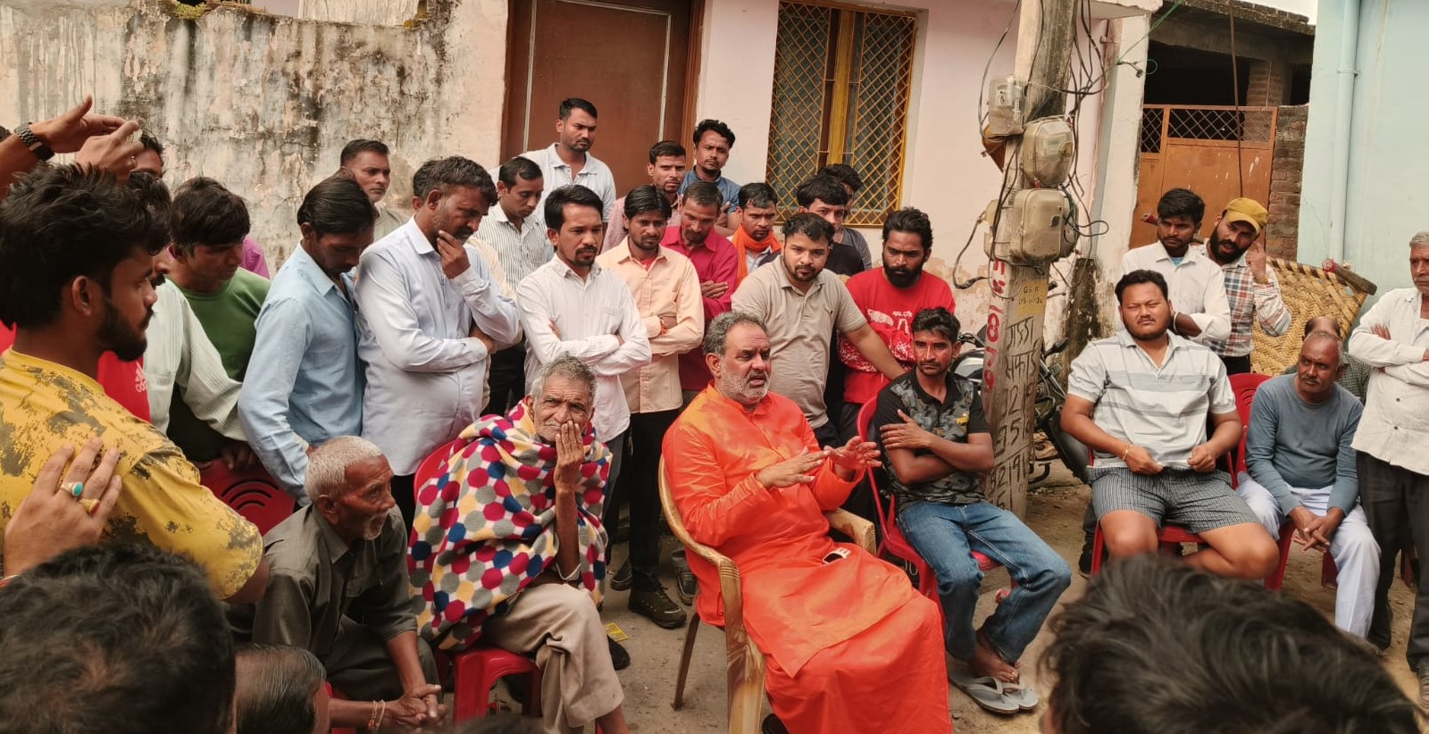 हाथी के हमले में मृतक किसान को स्वामी यतीश्वरानंद के प्रयास से दिलवाए तीन लाख।  पूर्व कैबिनेट मंत्री स्वामी यतीश्वरानंद ने कहा कि जो छती हुई है उसको कोई पूरा नहीं कर सकता लेकिन पीड़ित परिवार को कुछ राहत मिल जाए उसके लिए यह मदद करने का प्रयास किया है।