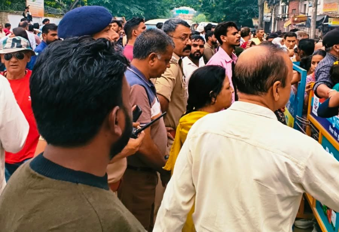पितृ अमावस्या के अवसर पर एसएसपी हरिद्वार नवनीत सिंह ने खुद सुरक्षा व्यवस्थाओ का मायापुर नारायनशीला पर पहुँचकर व्यवस्थाओं को परखा।